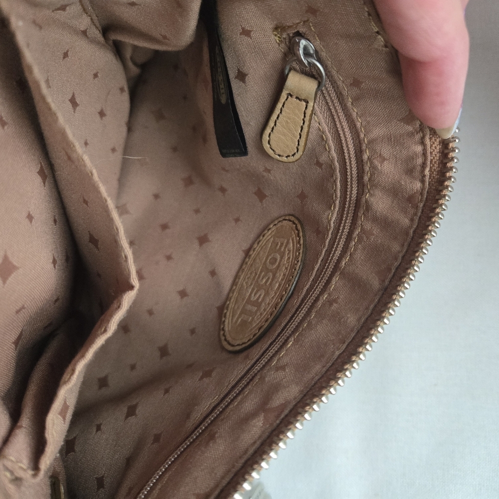 ✨ RETRO VIBES ALERT! ✨ Fossil Key-Per Crossbody 🔑🌈 - Picture 6 of 13